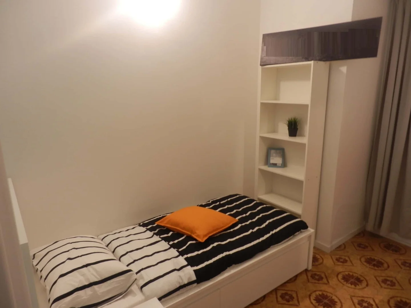 Chambre d'étudiant lumineuse et aérée avec accès facile à l'université dans