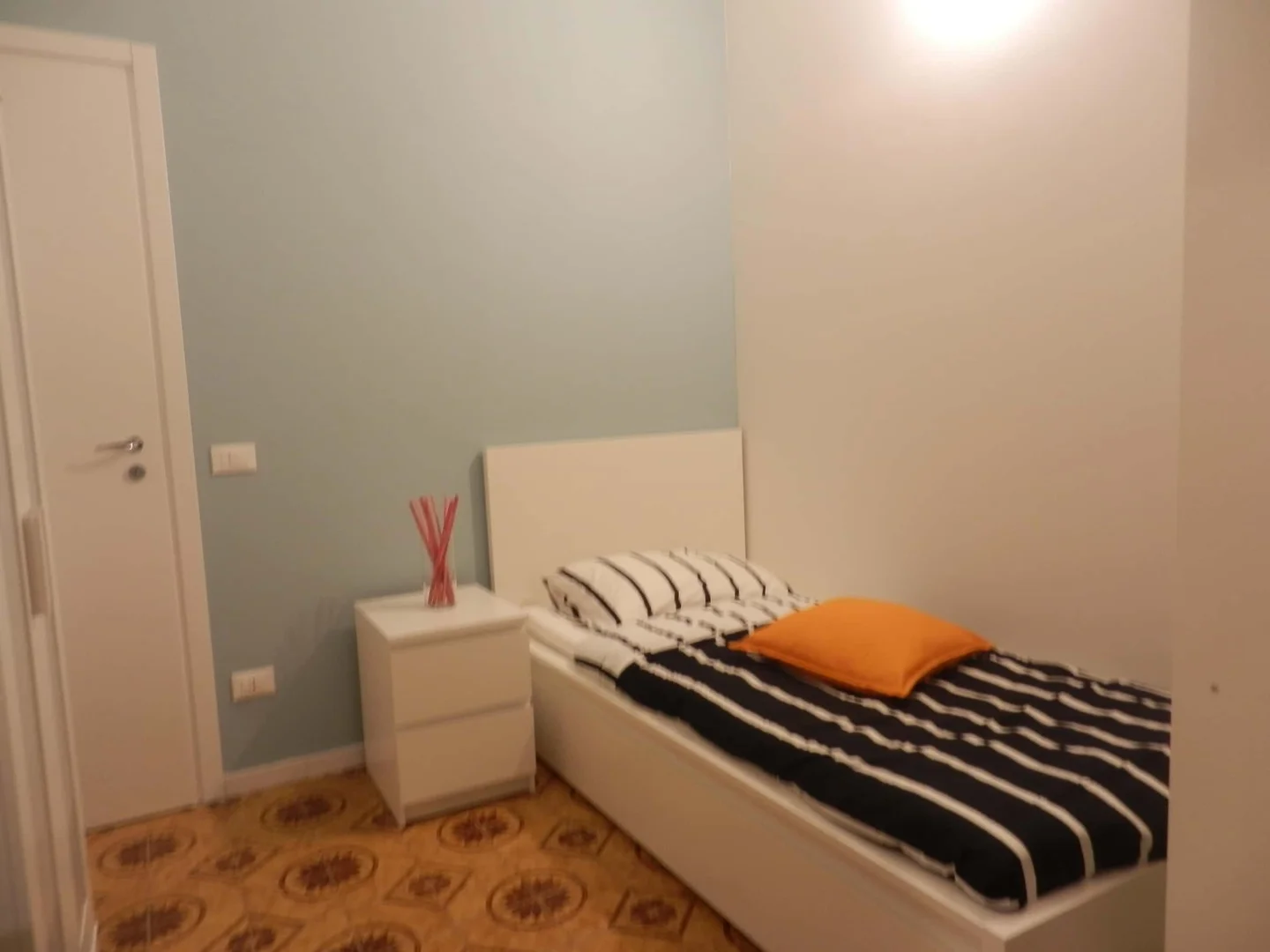 Chambre confortable pour étudiants disponible dans