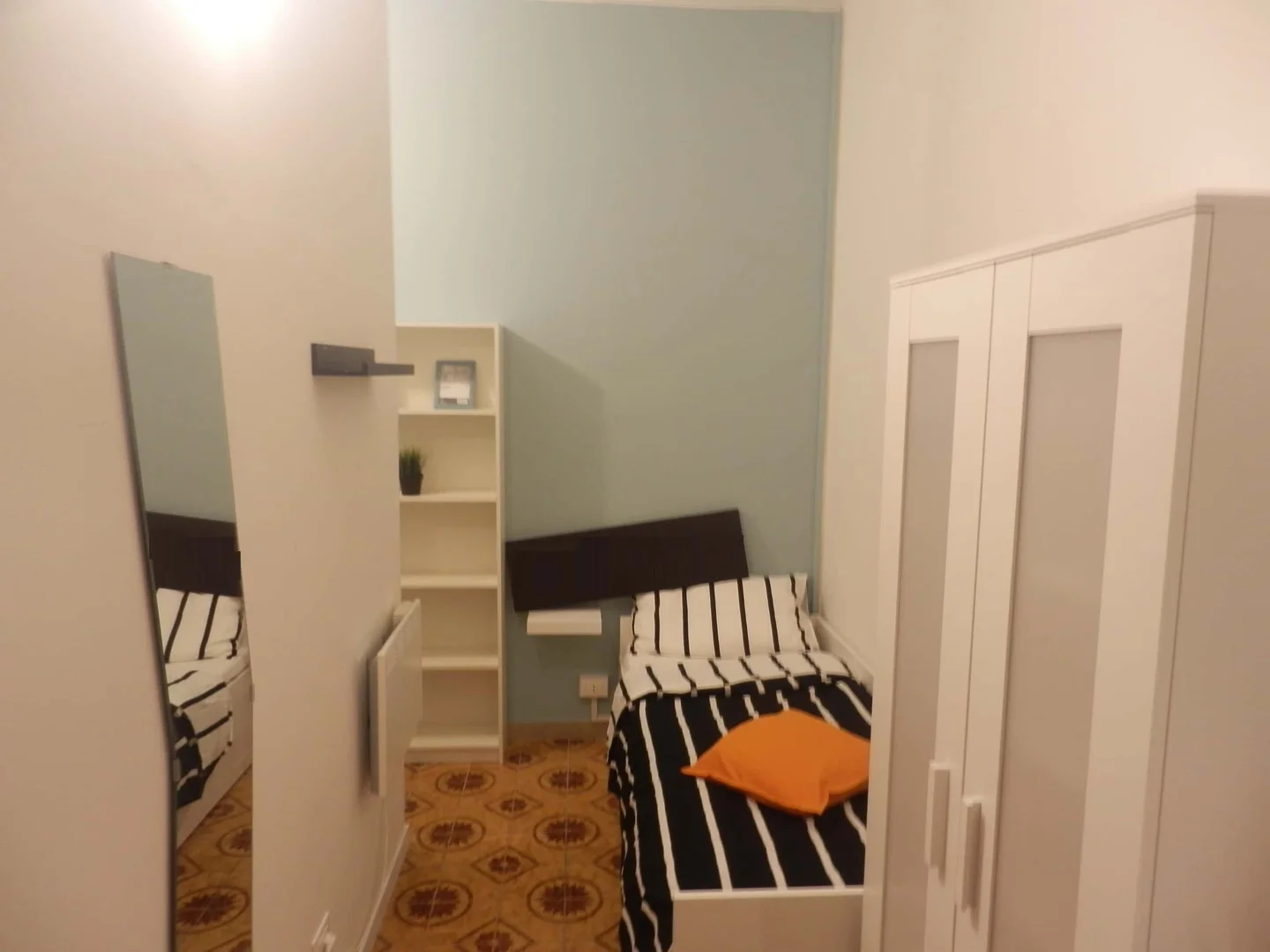Chambre abordable pour les étudiants avec un bon éclairage dans 