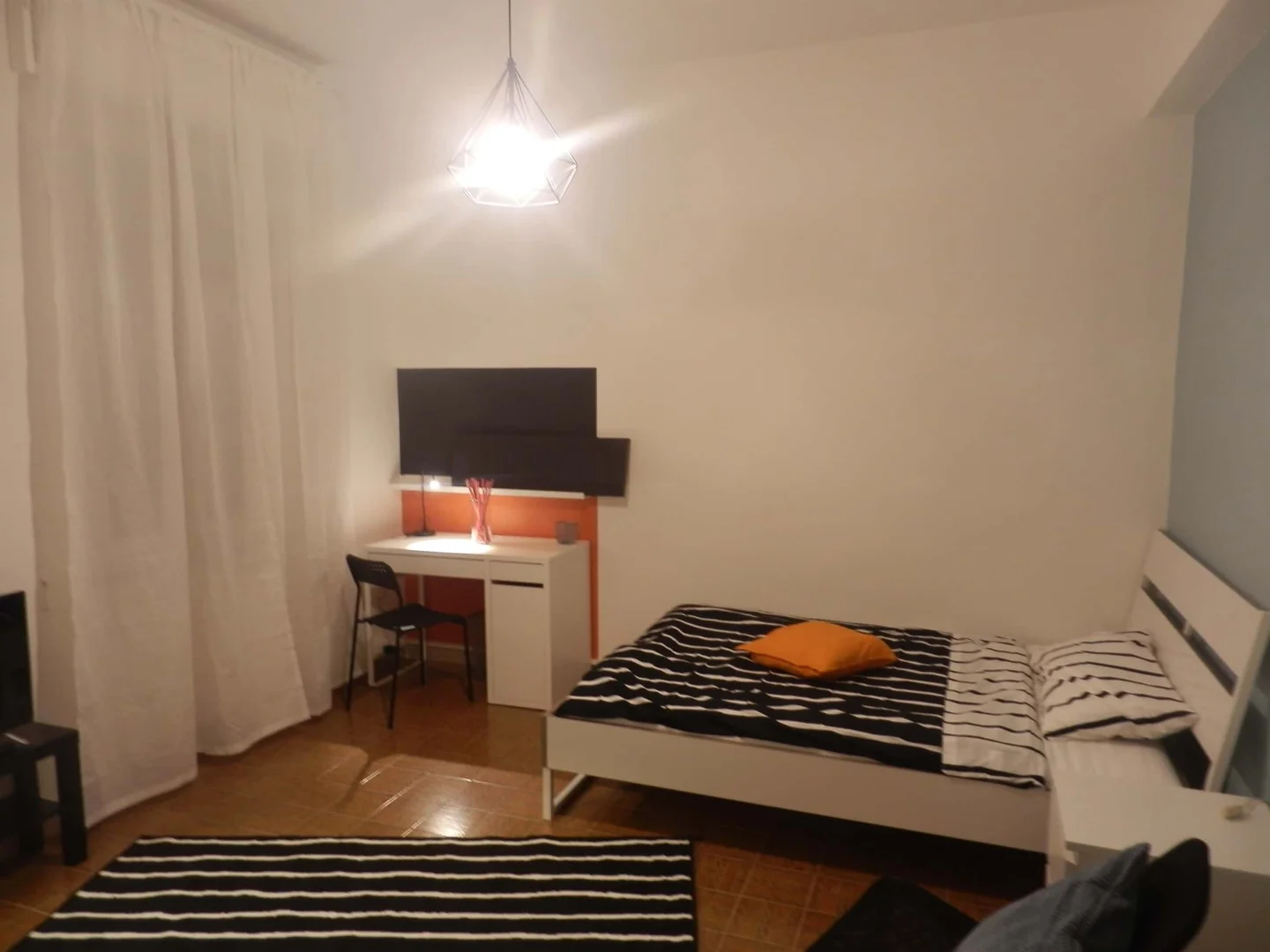 Chambre confortable pour étudiants disponible dans 