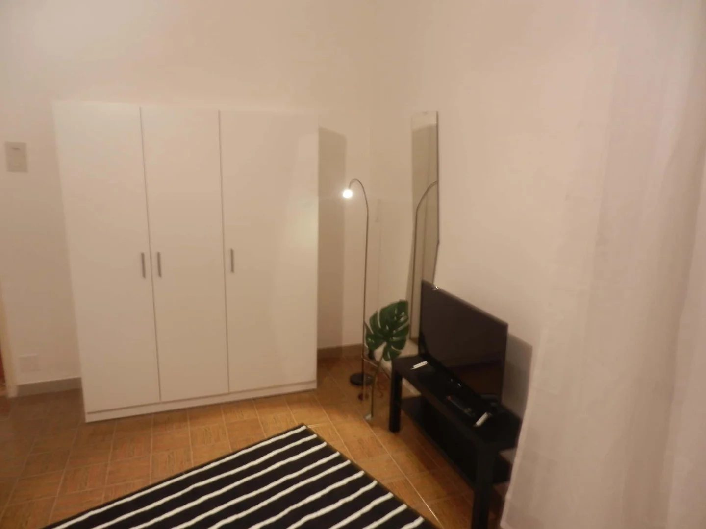 Chambre d'étudiant à  avec espace d'étude et installations communes