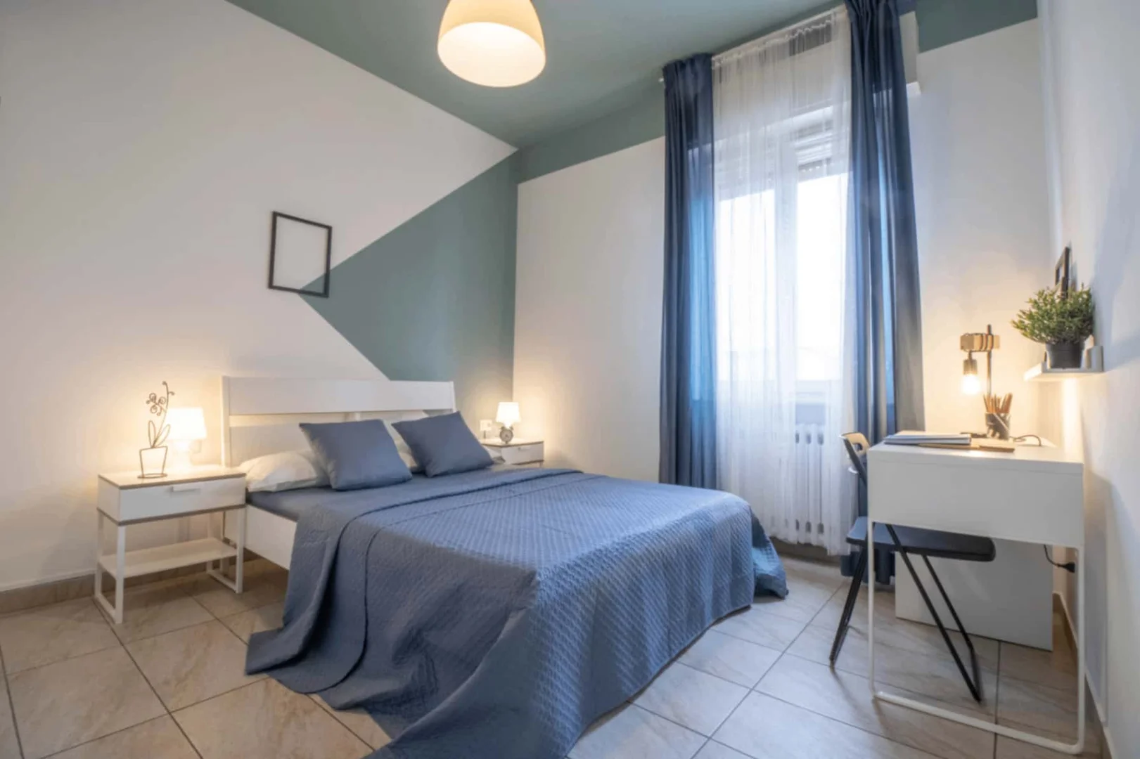 Chambre d'étudiant à  avec espace d'étude et installations communes