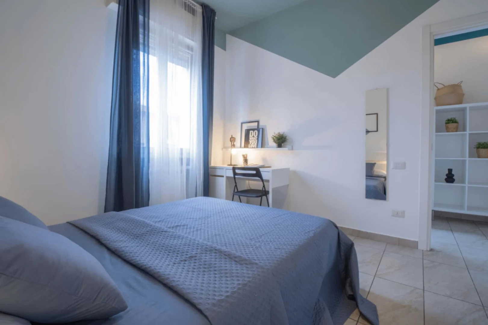 Chambre confortable pour étudiants disponible dans 