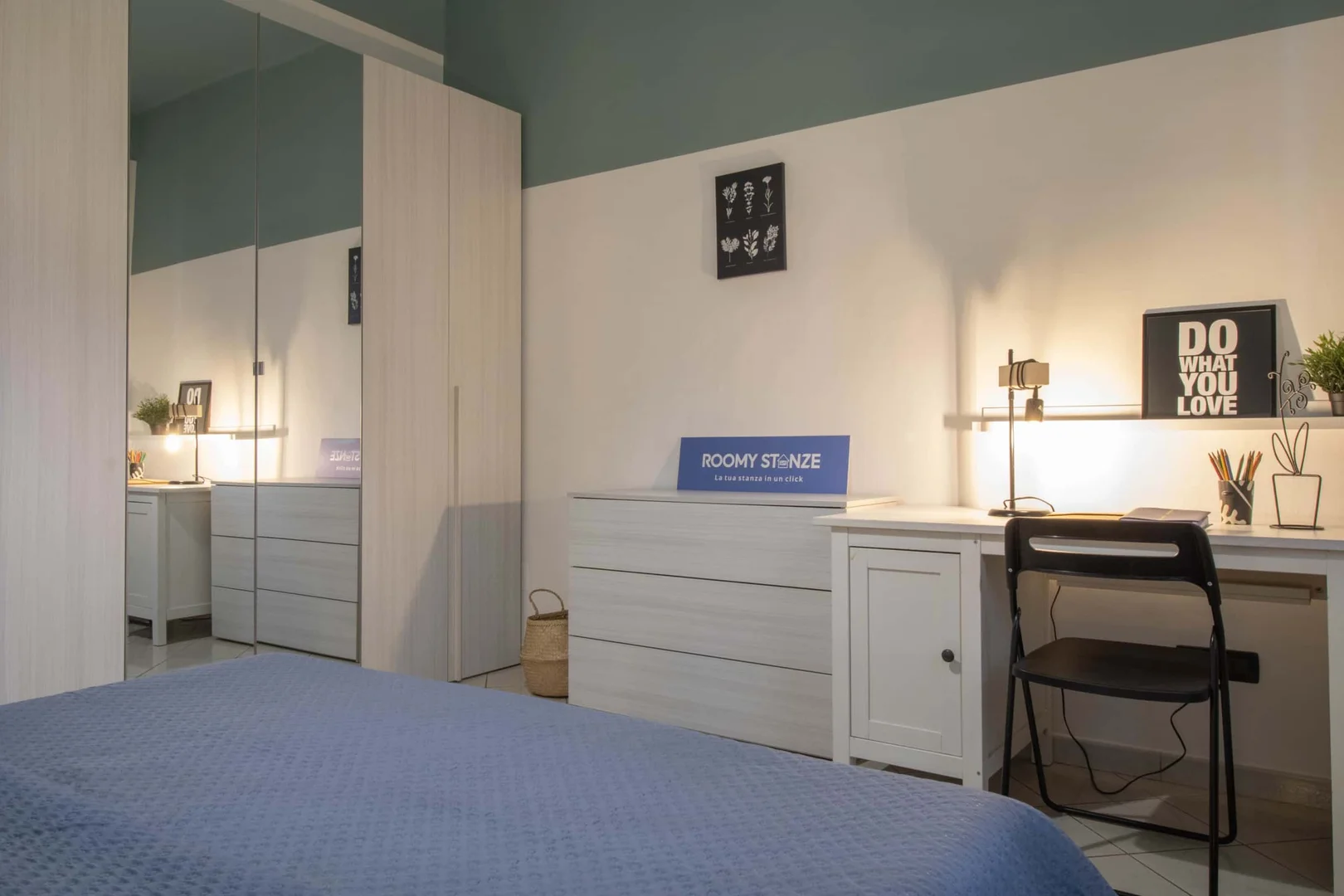 Studentenzimmer in  mit Arbeitsbereich und Gemeinschaftseinrichtungen