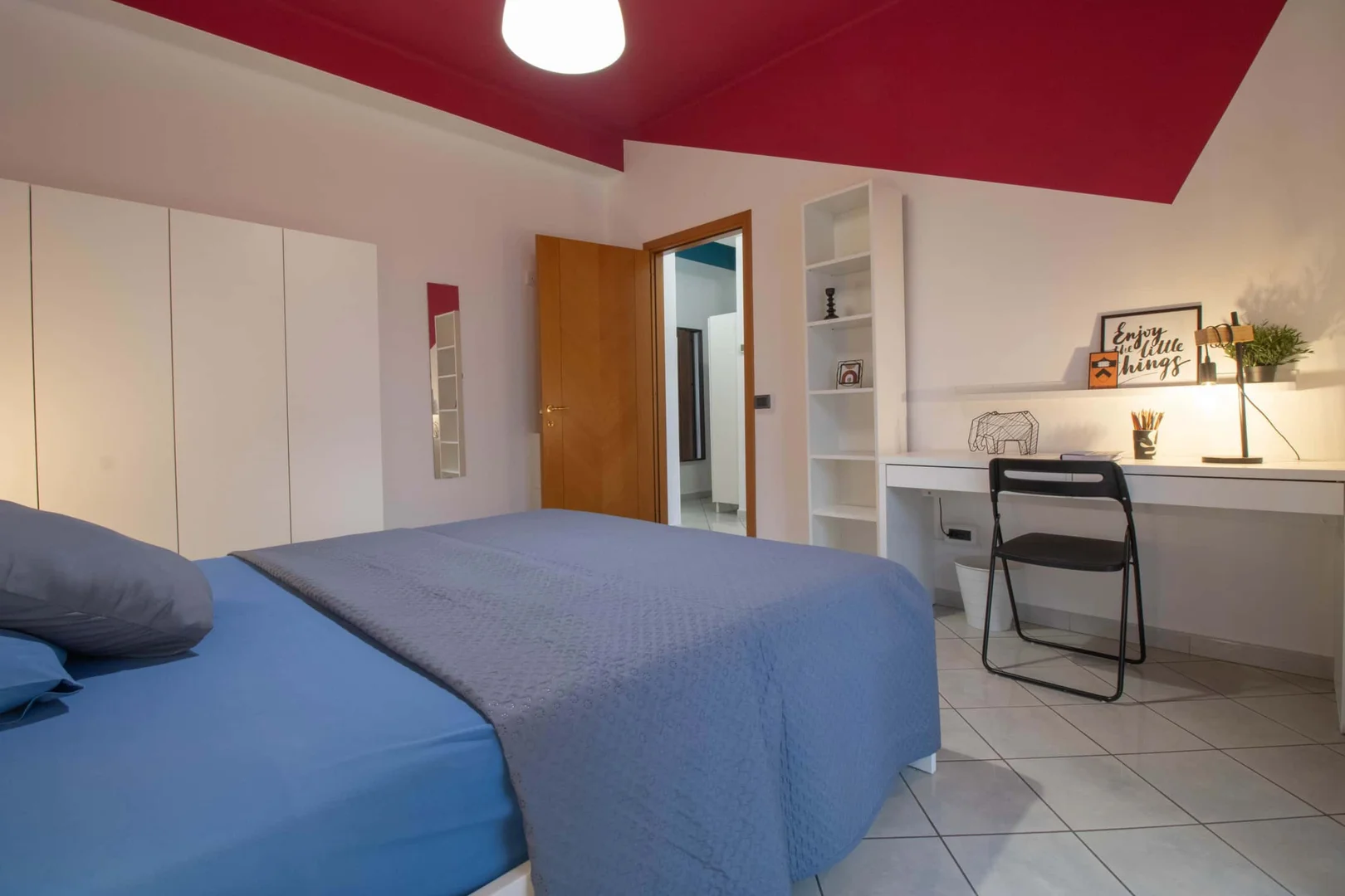 Studentenzimmer in  mit Arbeitsbereich und Gemeinschaftseinrichtungen