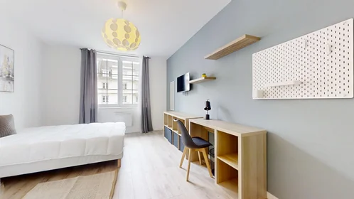 Private room at 47 Boulevard d'Anvers, image 12 of 17