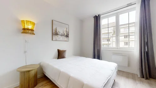 Private room at 47 Boulevard d'Anvers, image 13 of 17