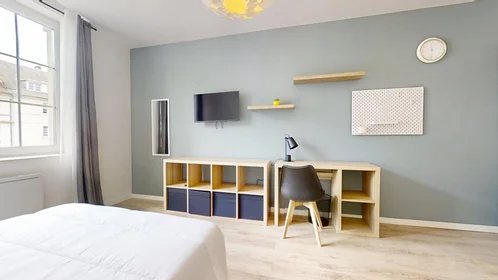Private room at 47 Boulevard d'Anvers, image 15 of 17