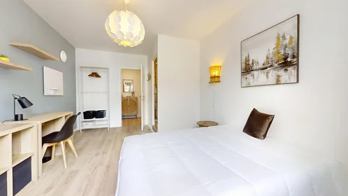 Private room at 47 Boulevard d'Anvers, image 10 of 17