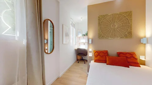 Quarto privado em 29 Av. Général Nogues, 83000 Toulon, France, imagem 3 de 19