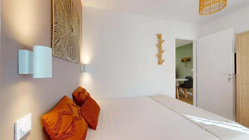 Quarto privado em 29 Av. Général Nogues, 83000 Toulon, France, imagem 5 de 19