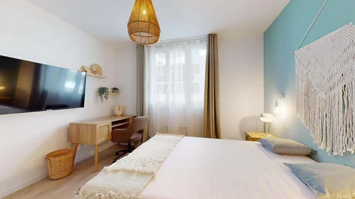 Quarto privado em 29 Av. Général Nogues, 83000 Toulon, France, imagem 5 de 20