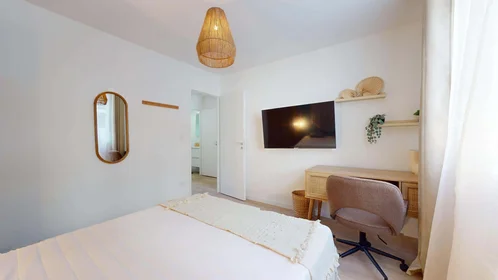 Quarto privado em 29 Av. Général Nogues, 83000 Toulon, France, imagem 9 de 20