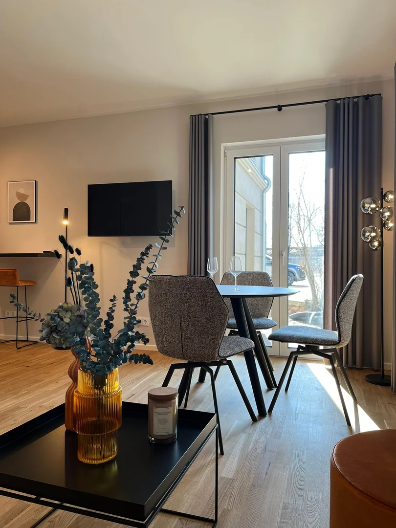 Chambre d'étudiant lumineuse et aérée avec accès facile à l'université dans
