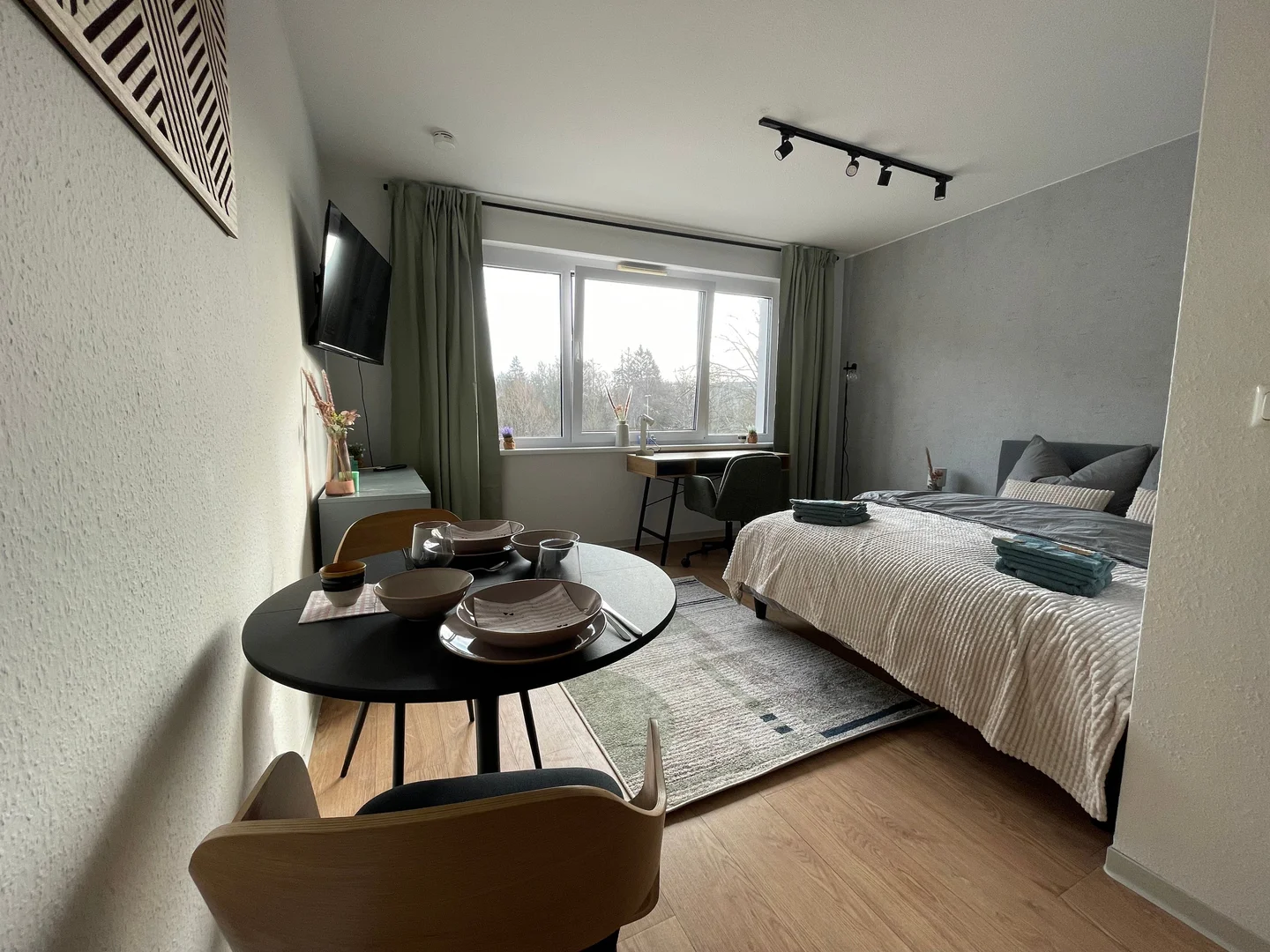 Studentenzimmer in  mit Arbeitsbereich und Gemeinschaftseinrichtungen