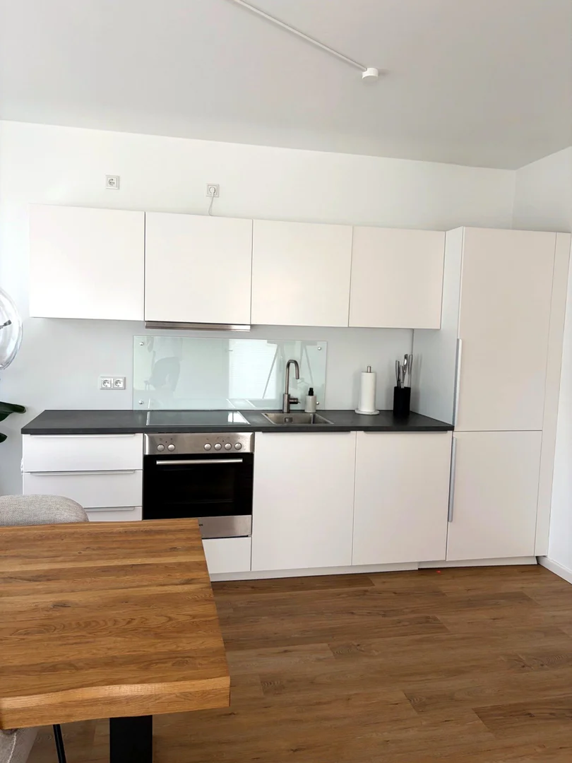Habitación estudiantil luminosa y aireada con fácil acceso a la universidad en 