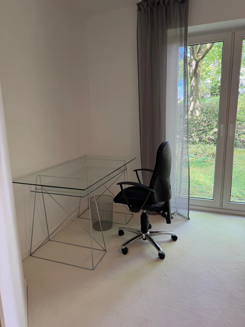 Functional student room perfect for studying in 
