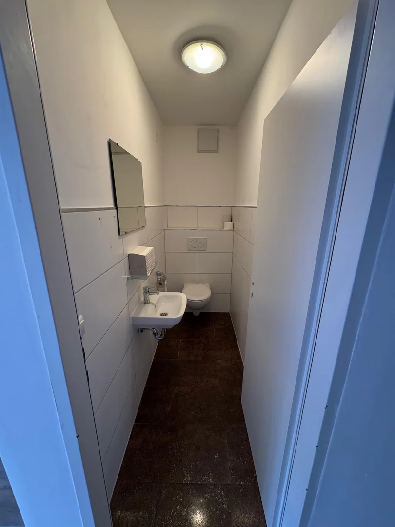 Habitación estudiantil amplia y cómoda en 