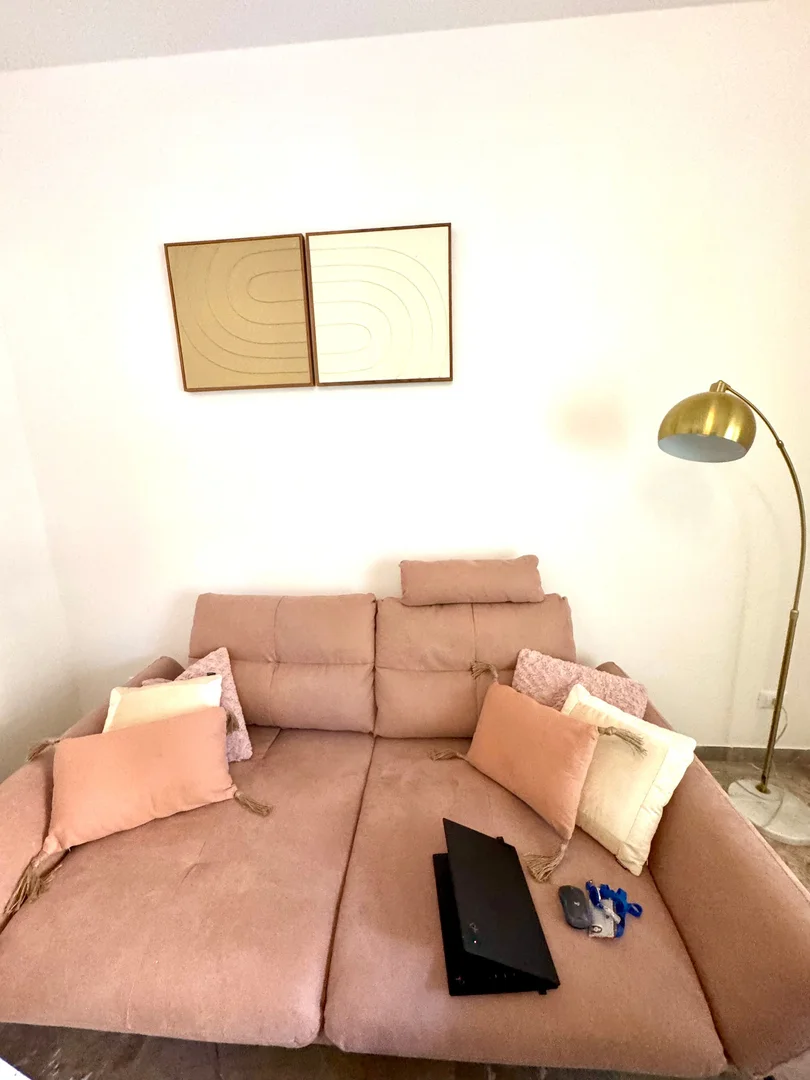 Chambre d'étudiant à  avec espace d'étude et installations communes
