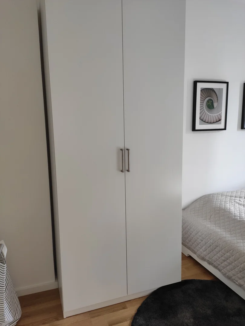 Stanza economica per studenti con ampia illuminazione in 