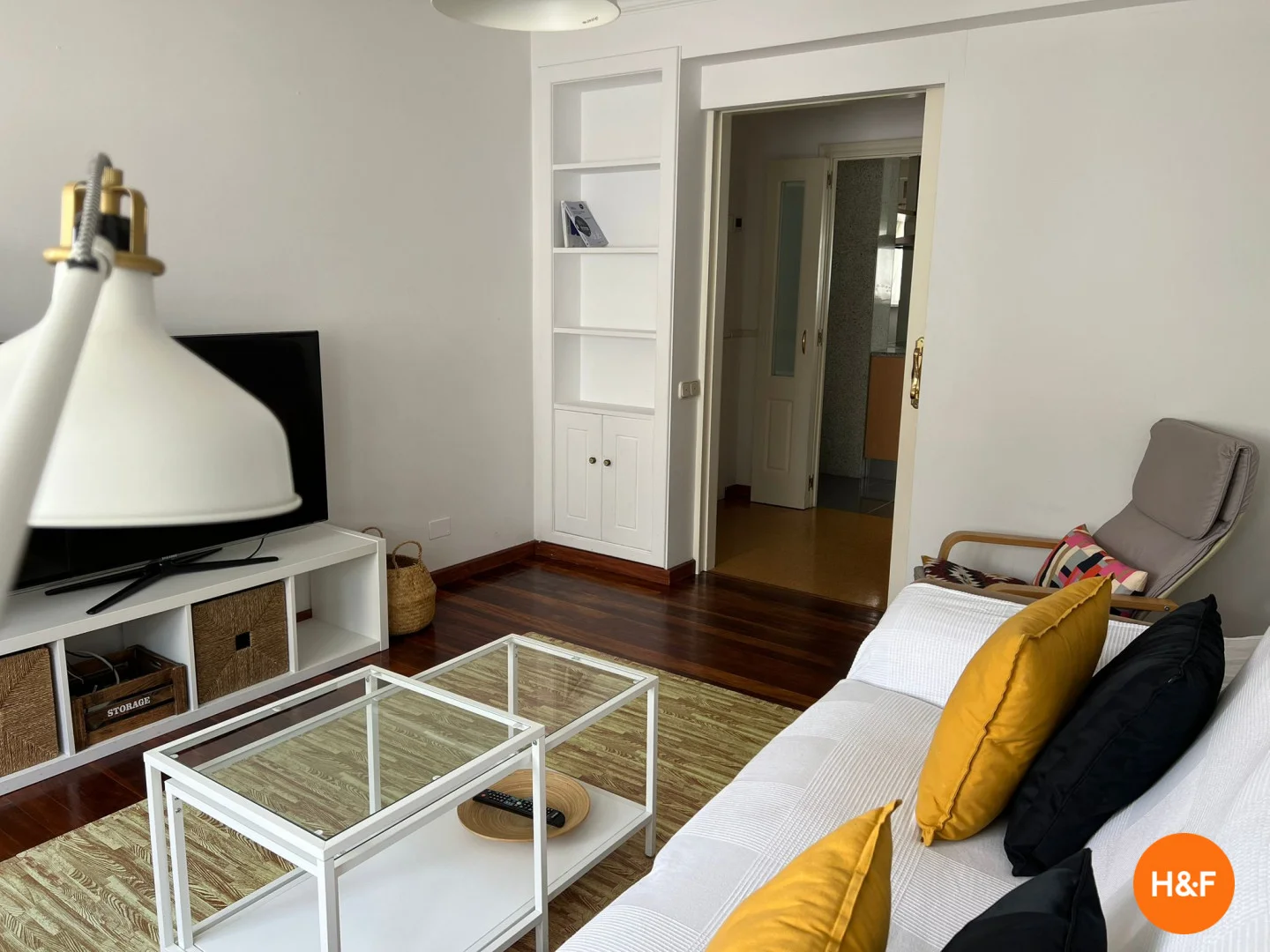 Habitación estudiantil luminosa y aireada con fácil acceso a la universidad en 