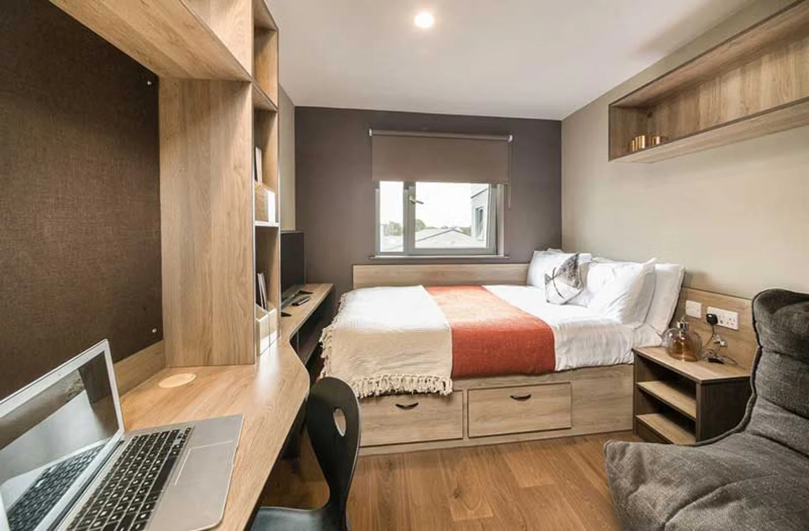 Funktionelles Studentenzimmer perfekt zum Studieren in