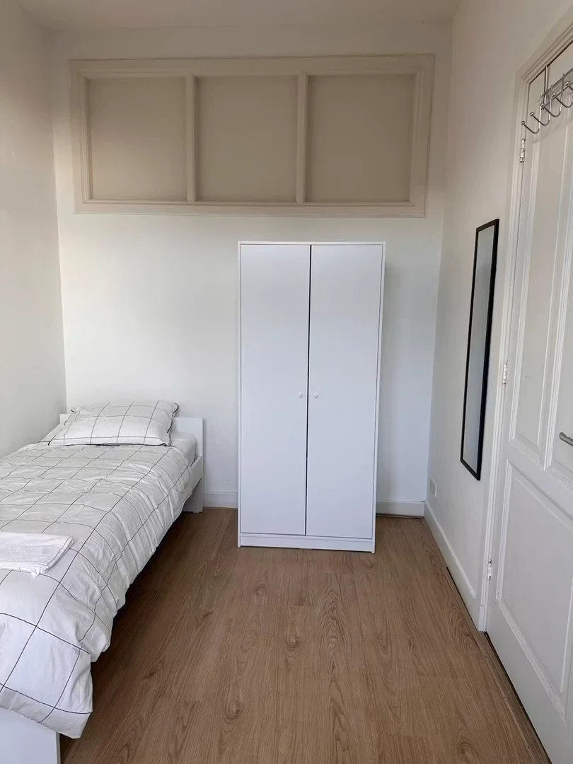 Quarto para alugar em apartamento de estudantes em , totalmente mobilado