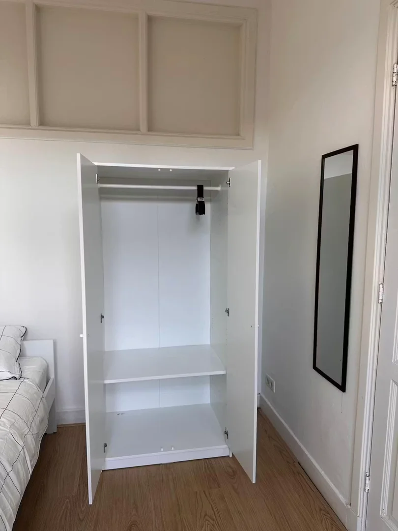 Quarto de estudante em  com área de estudo e instalações partilhadas