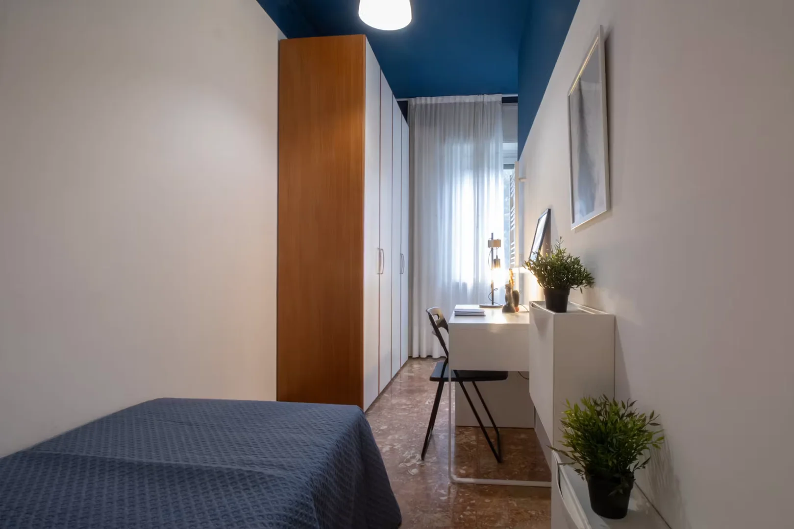 Quarto acessível para estudantes com iluminação ampla em