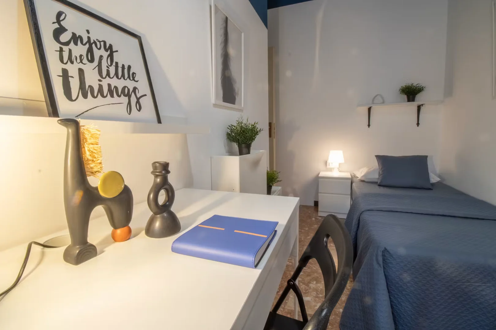 Quarto de estudante em com área de estudo e instalações partilhadas