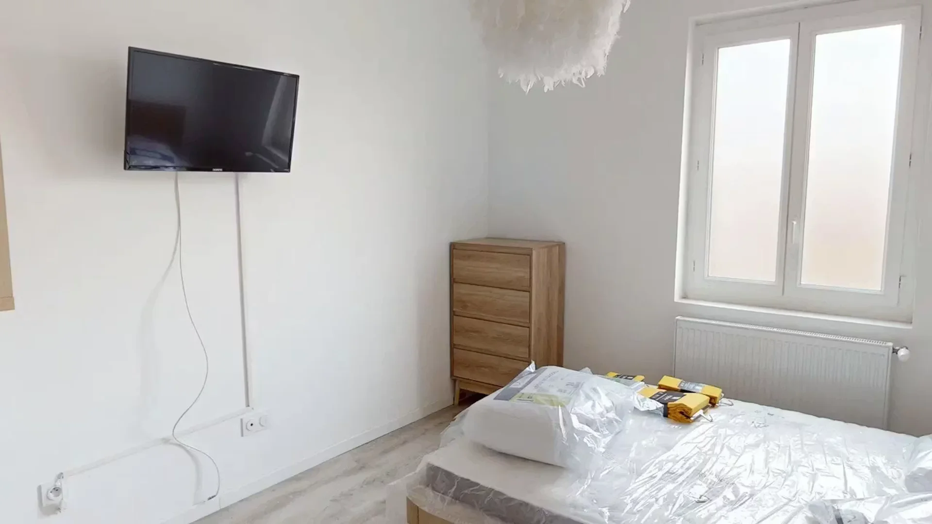 Habitación estudiantil funcional perfecta para estudiar en