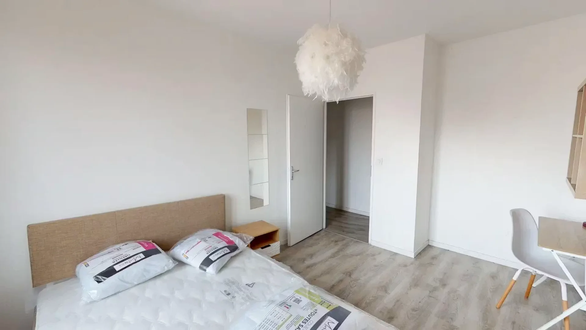 Habitación estudiantil funcional perfecta para estudiar en