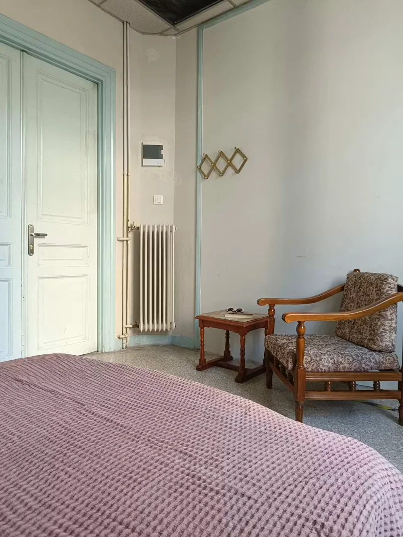 Stanza per studenti luminosa e ariosa con facile accesso all'università a 