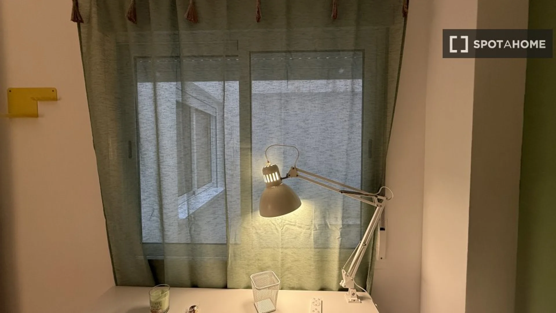 'da ders çalışmak için mükemmel olan fonksiyonel öğrenci odası