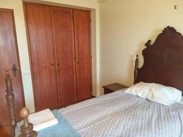 Private room at Avenida João das Regras, image 1 of 10