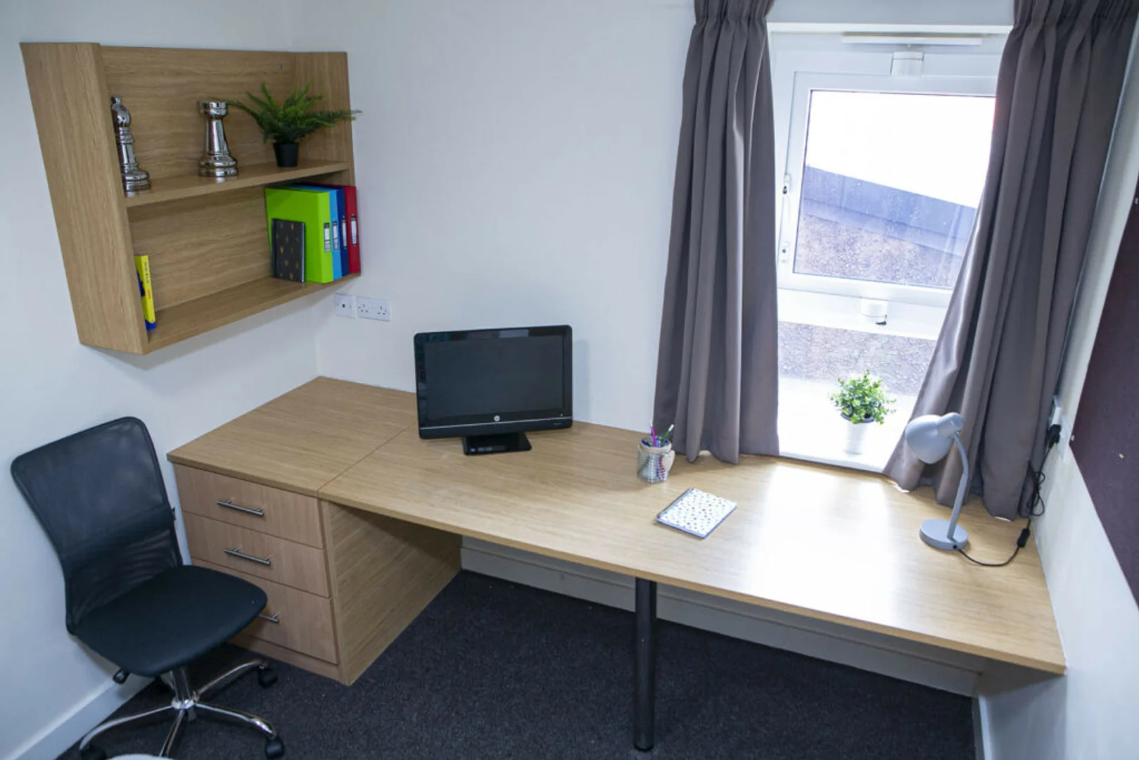 Functional student room perfect for studying in 