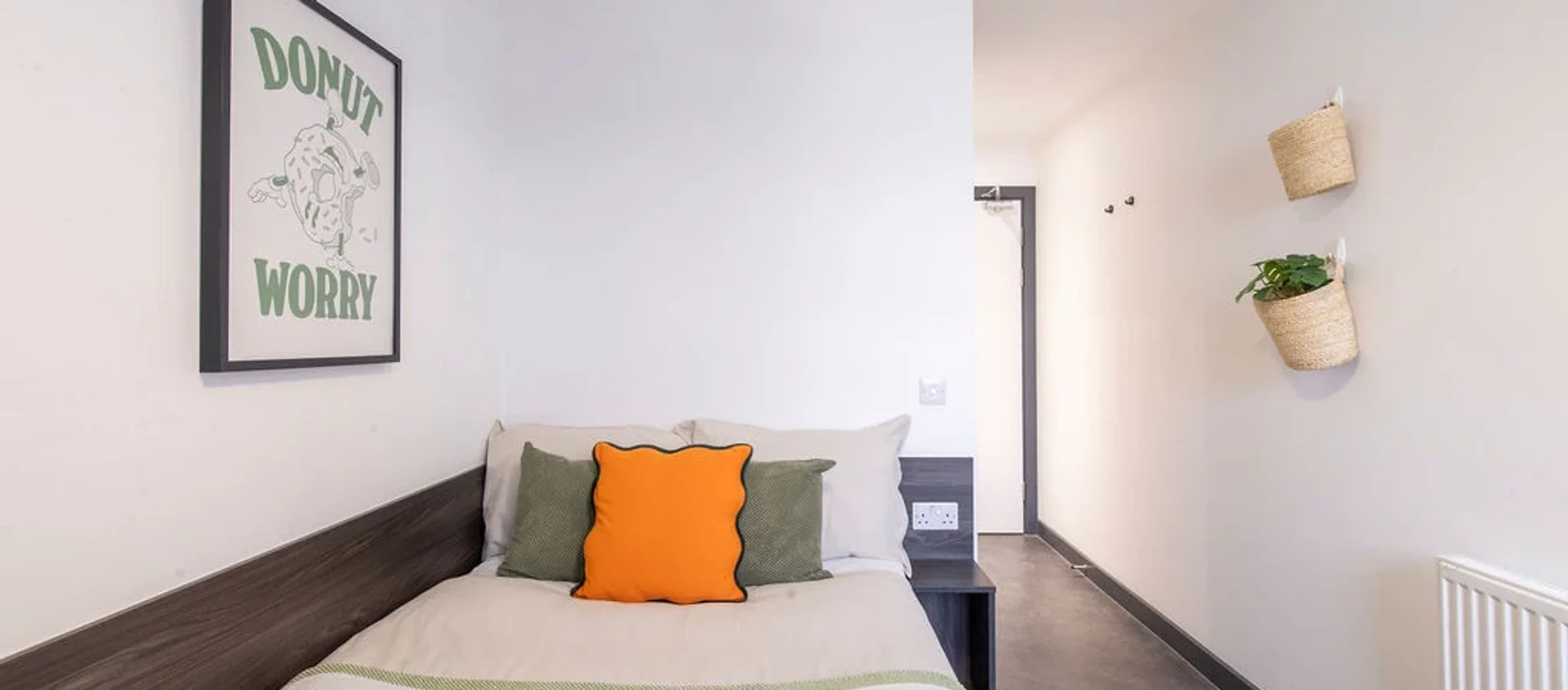 Bright and airy student room with easy university access in 