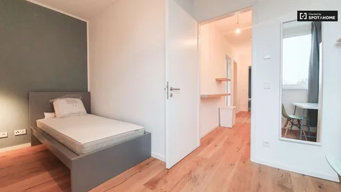 Zimmer mit Doppelbett zu vermieten {area}