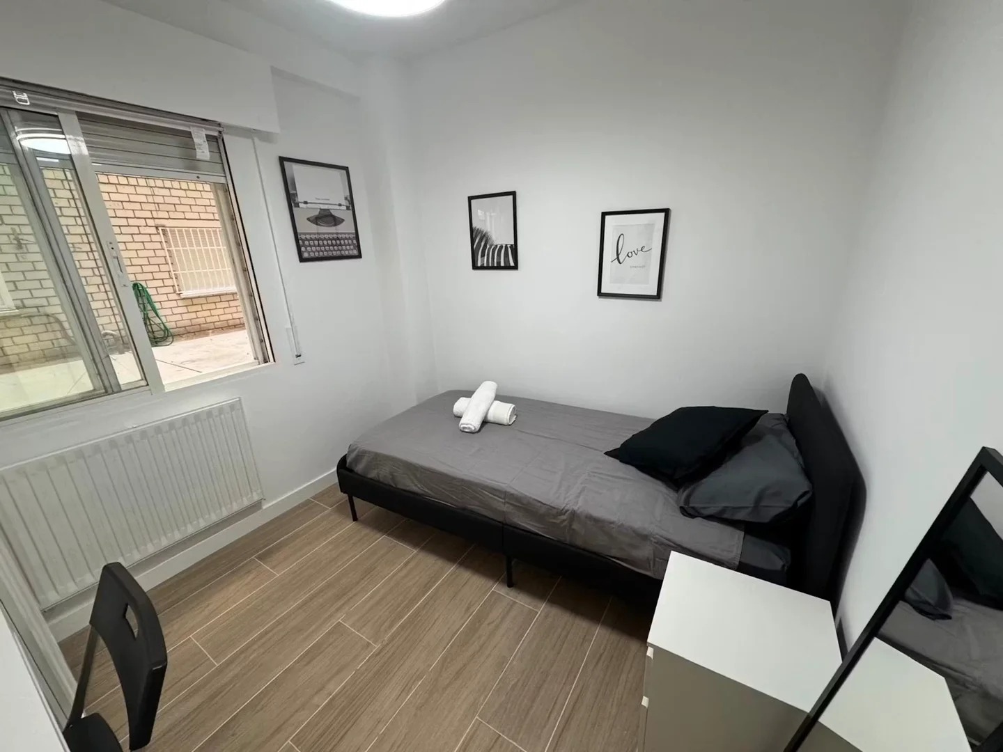 Chambre d'étudiant à  avec espace d'étude et installations communes