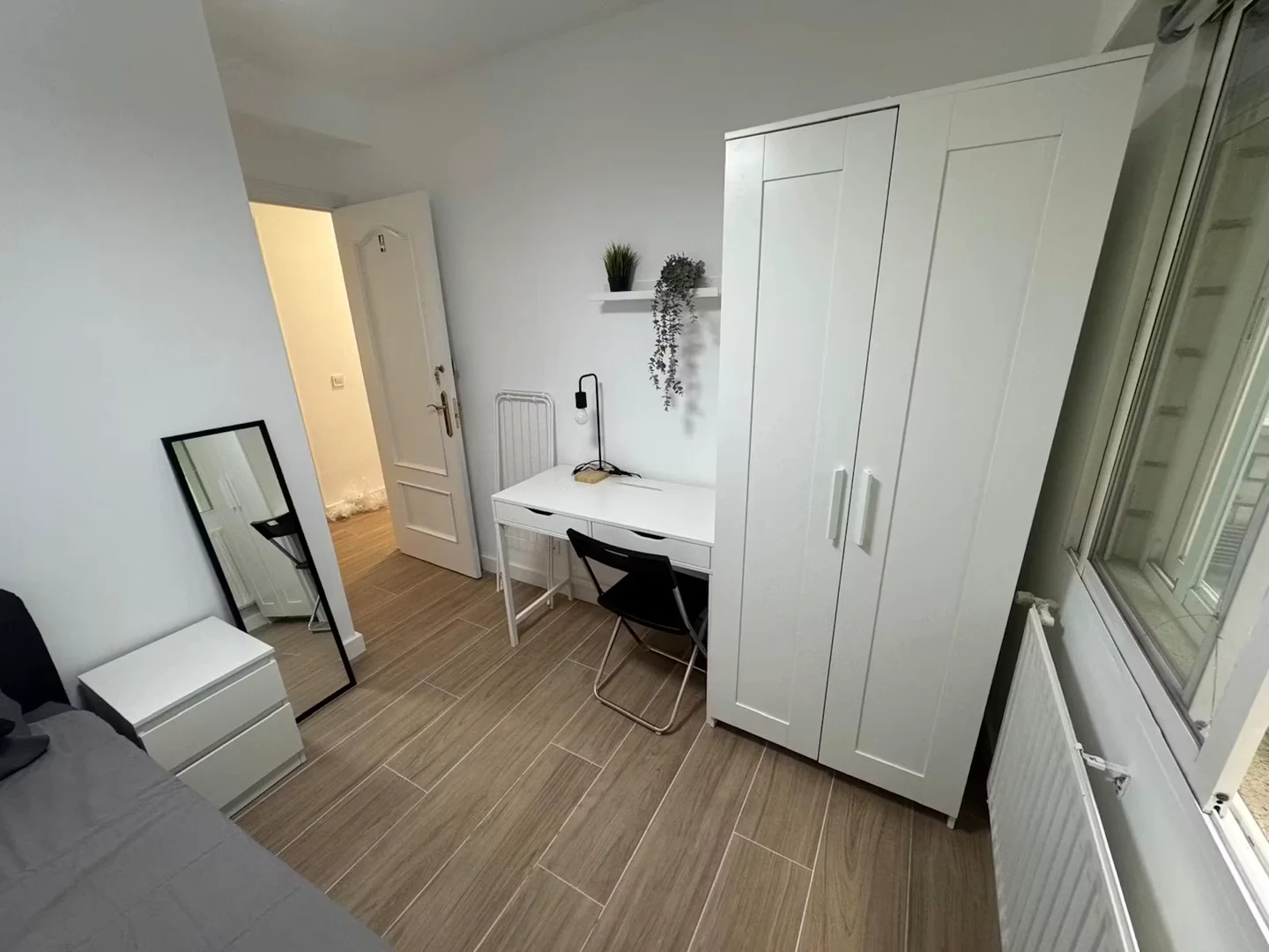 Chambre d'étudiant à  avec espace d'étude et installations communes