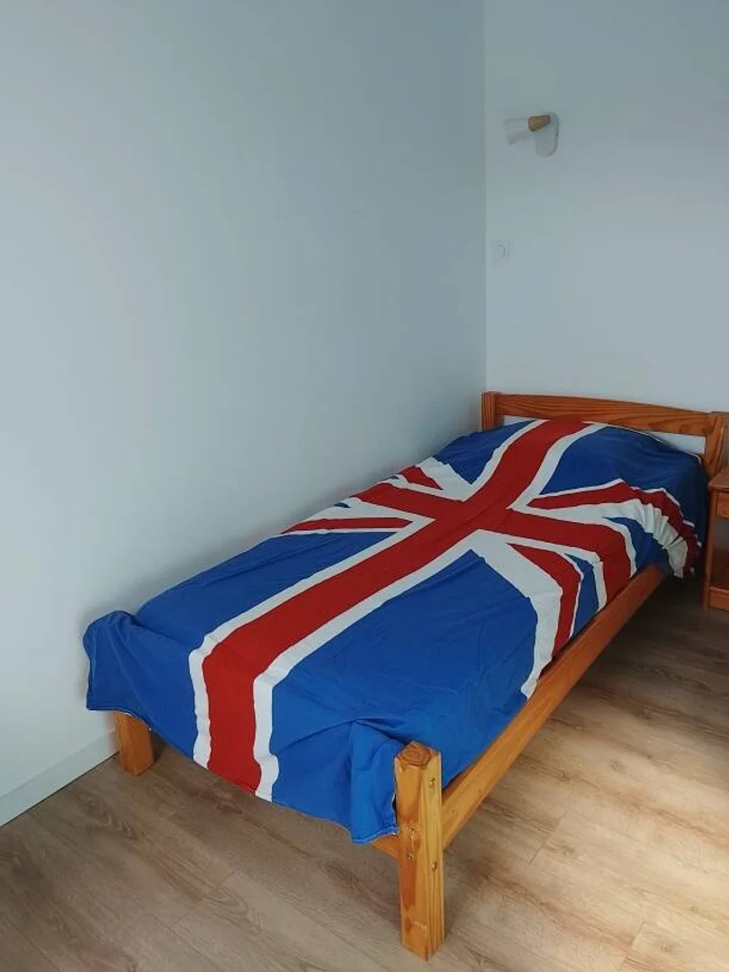 Chambre d'étudiant à  avec espace d'étude et installations communes