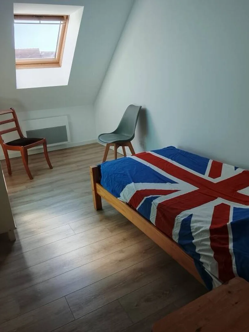 Chambre confortable pour étudiants disponible dans 