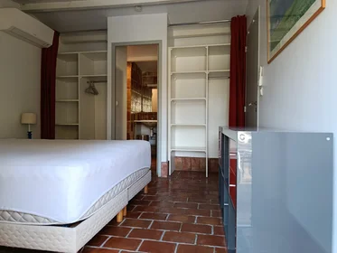 Entire apartment at Avenue des Écoles Militaires, image 4 of 9