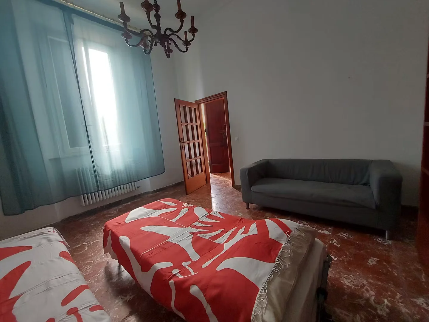 Habitación estudiantil económica con ubicación conveniente en