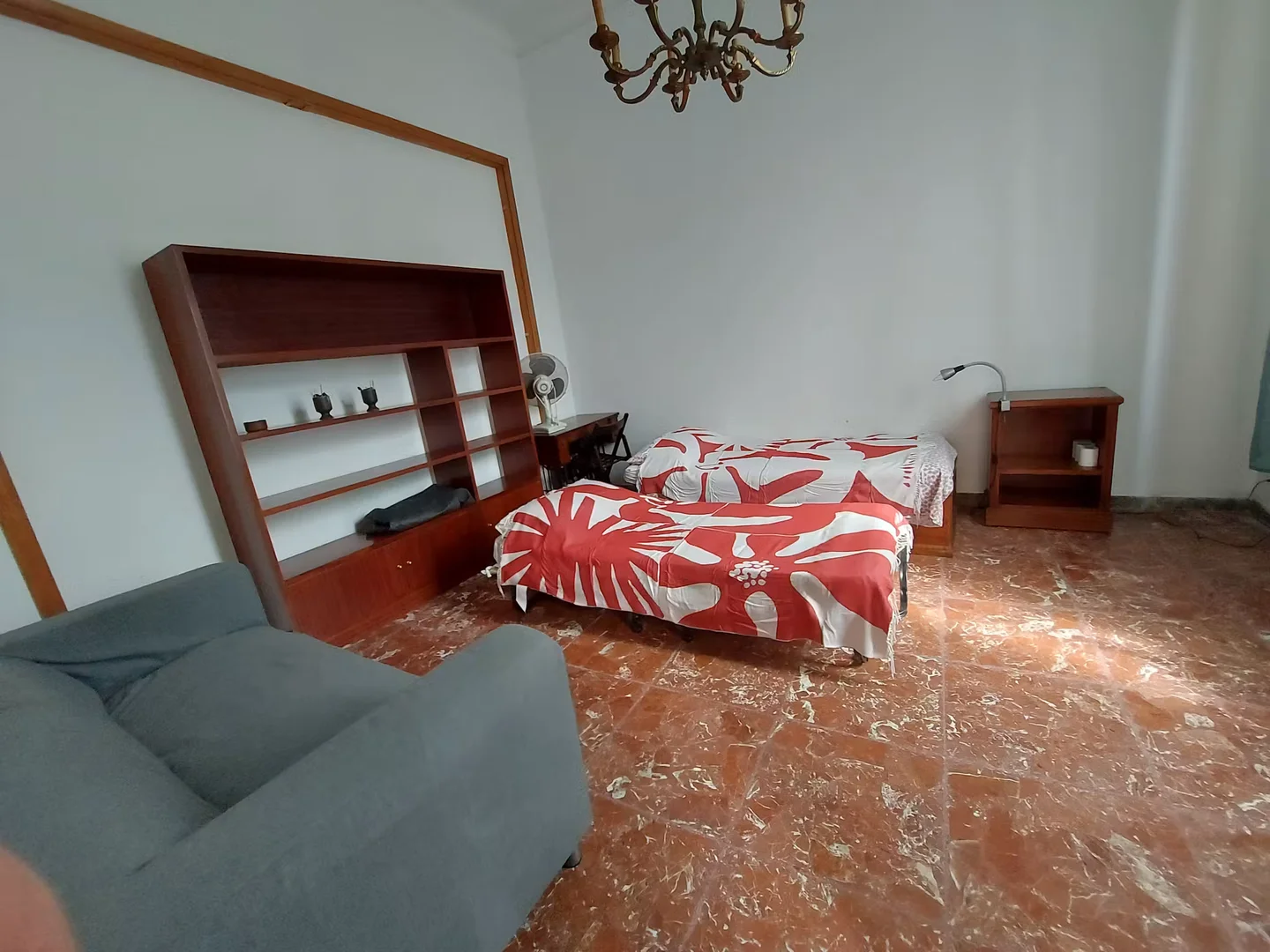 Habitación estudiantil luminosa y aireada con fácil acceso a la universidad en