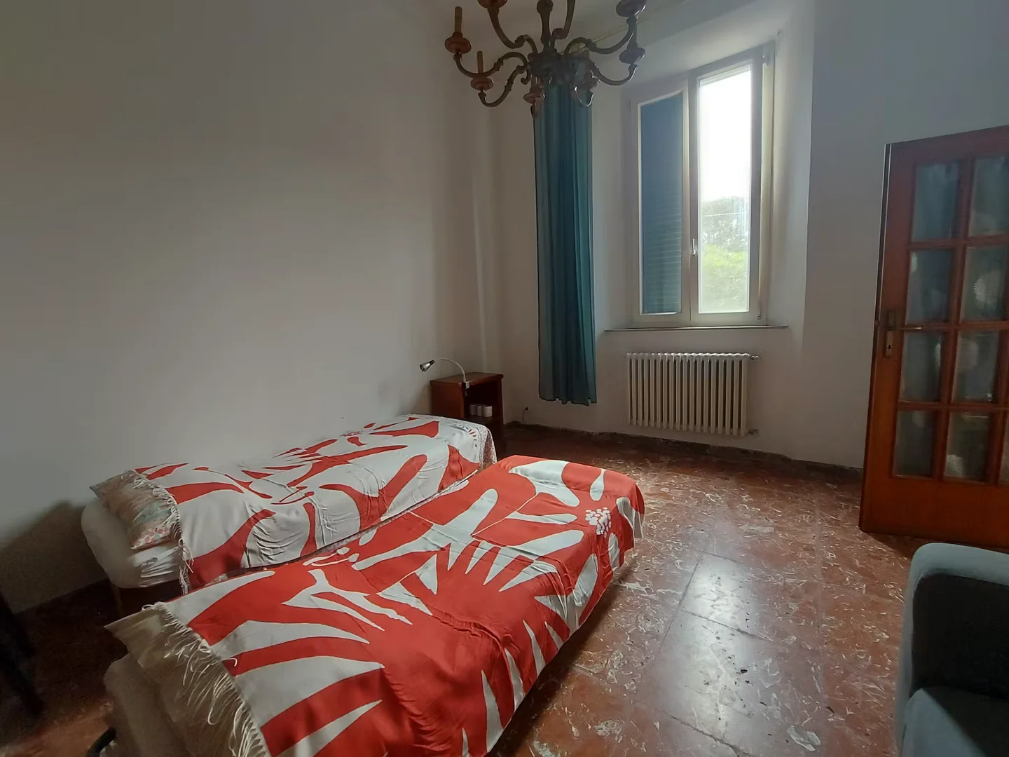 Habitación asequible para estudiantes con buena iluminación en