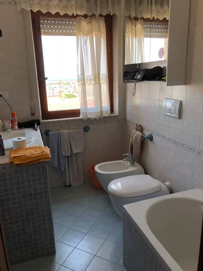 Quarto para alugar em apartamento de estudantes em , totalmente mobilado
