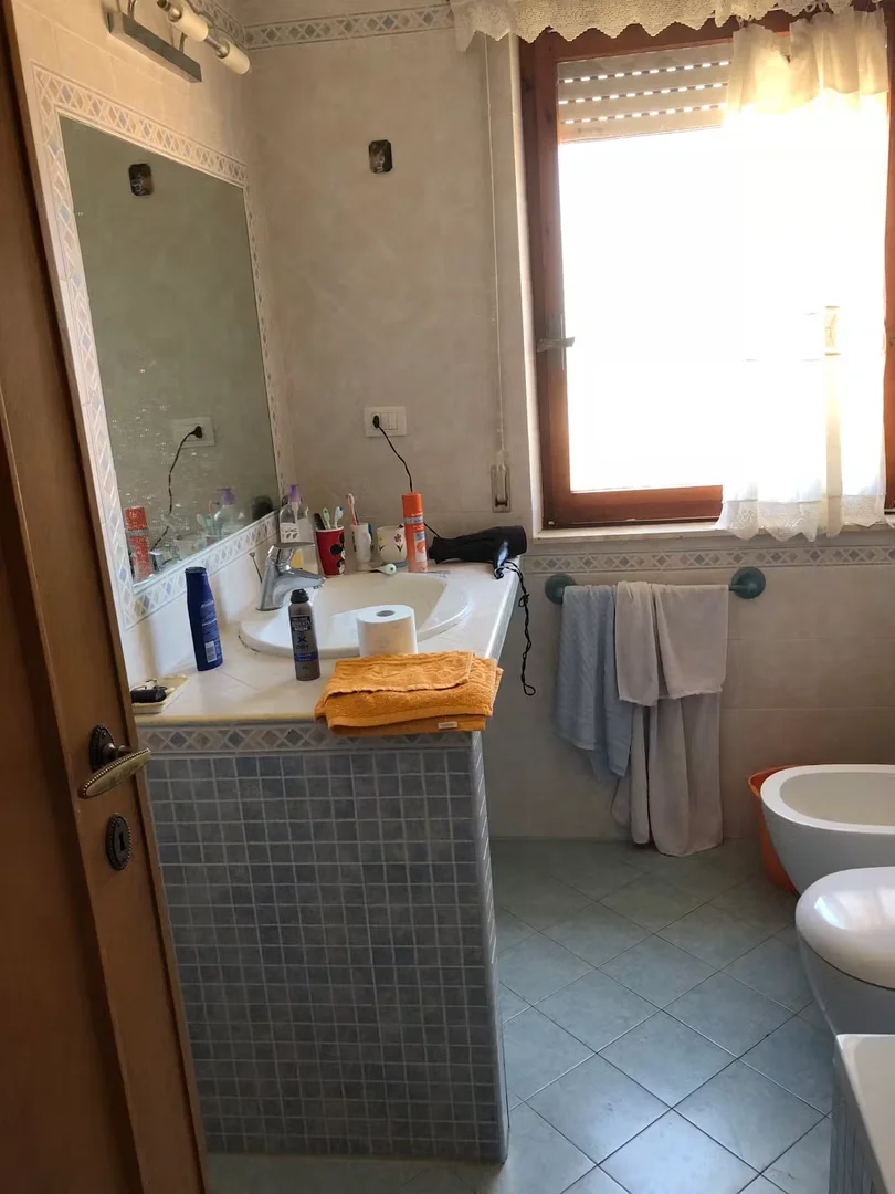 Quarto para alugar em apartamento de estudantes em , totalmente mobilado