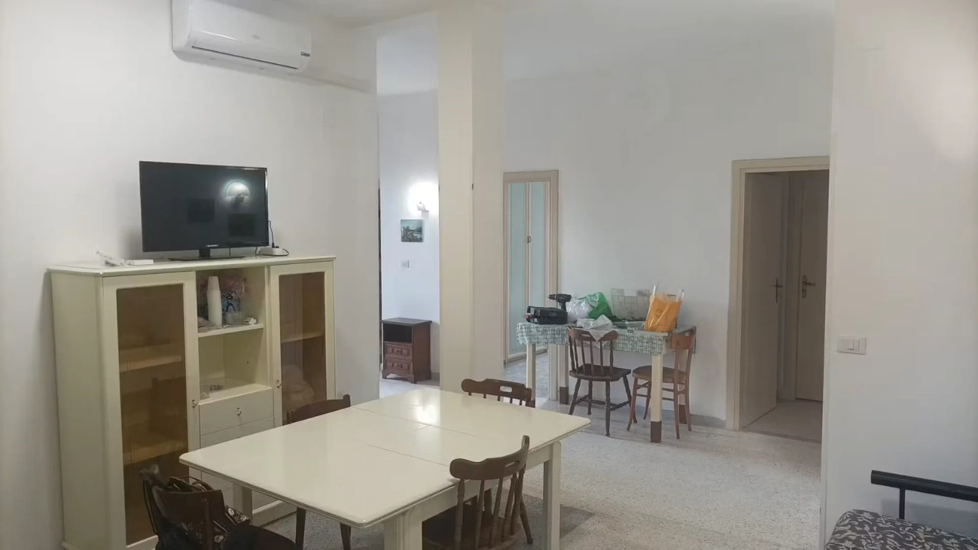 'da ders çalışmak için mükemmel olan fonksiyonel öğrenci odası