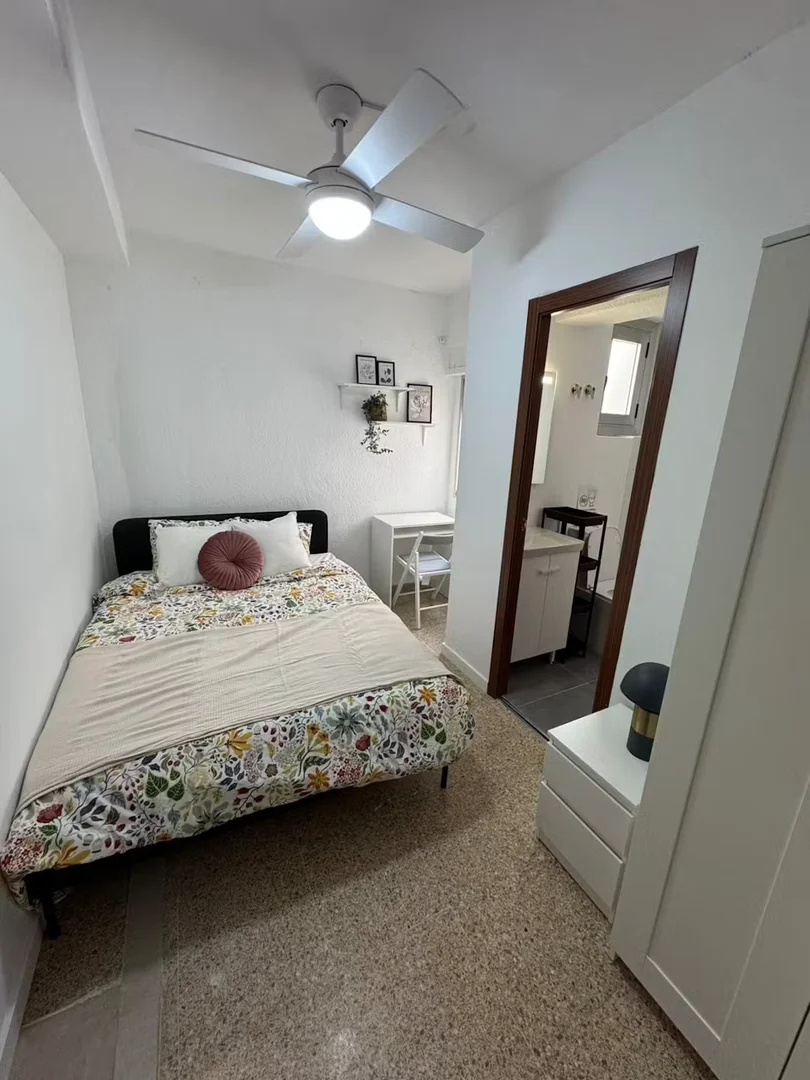 Stanza economica per studenti con ampia illuminazione in 